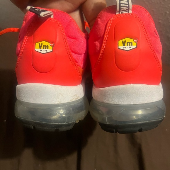Nike Air Vapormax Plus Bright Crimson 2018 fits women size 12 or men 10.5 - Picture 3 of 11